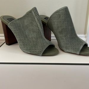 White House Black Market Mackenna Mule, size 7, green